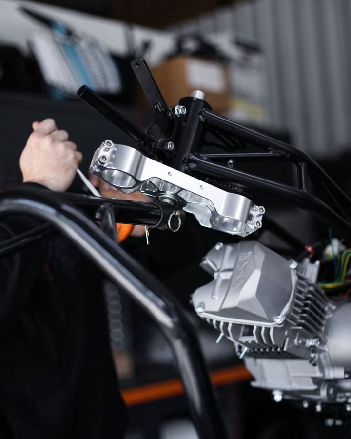 Montage du té de fourche usiné CNC sur le cadre