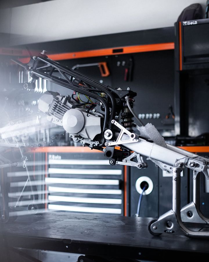 Cadre et moteur d’une MiniGP en cours de montage