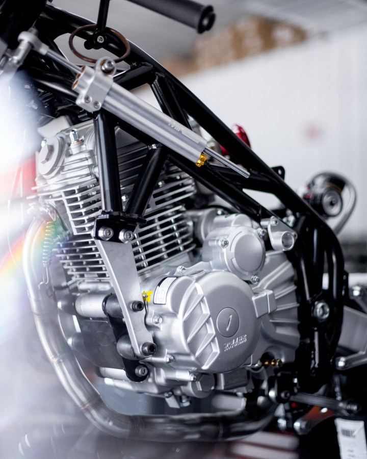 Moteur monté dans le cadre tubulaire