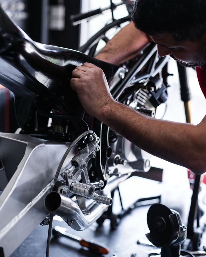 Mécanicien au travail sur une moto MIR Racing