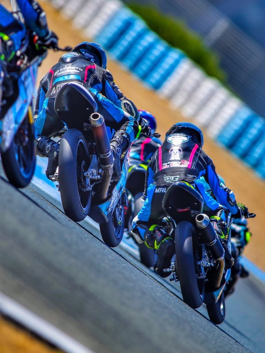 Pilotes MIR Racing en peloton sur circuit