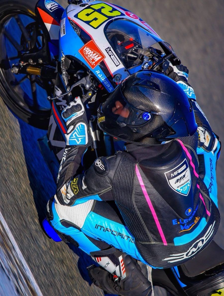 Pilote MIR Racing n° 25 en pleine courbe