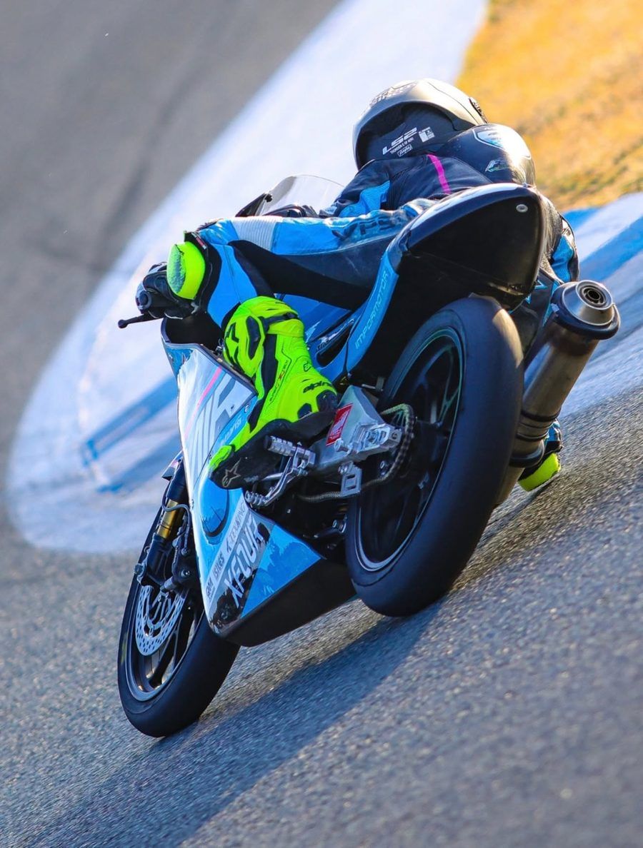 Pilote MIR Racing à la corde, genou au sol